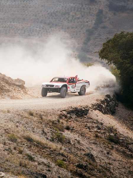 El piloto mexicano de offroad Gustavo Vildosola compite en la desafiante Baja 500 en Baja California, México, en 2009.