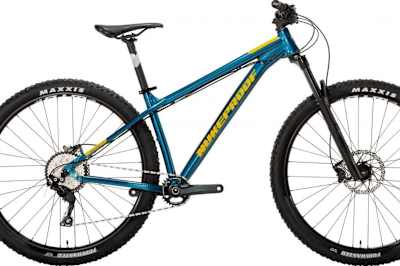 Vista lateral de la mountain bike Nukeproof Scout Sport 290.