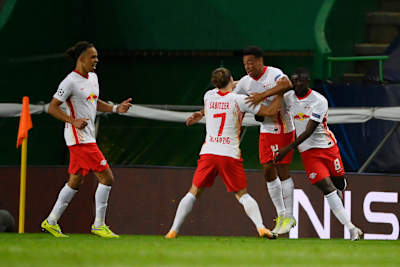 Los jugadores del RB Leipzig celebran el gol de la victoria de Tyler Adams en los cuartos de final de la Champions League contra el Atlético de Madrid.
