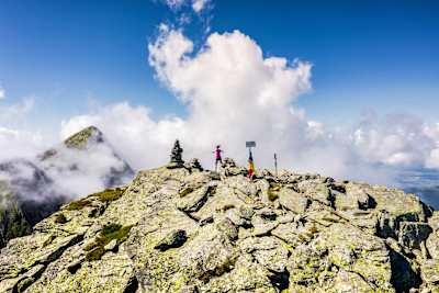 Denisa Dragomir, campioana europeană la Skyrunning, a cucerit trei vârfuri de peste 2.500m din Masivul Făgăraș, într-un timp record de 1 oră și 52 de minute.