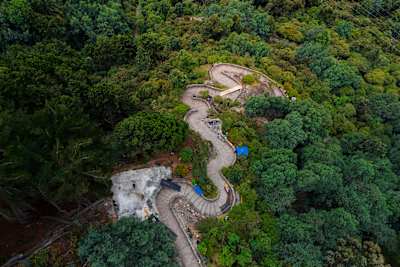 Una fotografía de un dron ofrece una vista única de la mitad superior del campo Red Bull Monserrate Cerro Abajo.