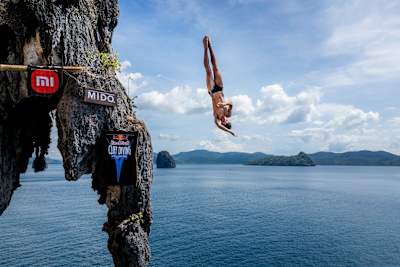 Andrea Barnaba dives gracefully off a 27.5m cliff at Lagen Island, El Nido, marking the thrilling start to the 2025 Red Bull Cliff Diving World Series