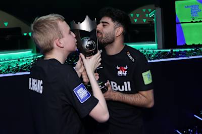 Anders Vejrgang und Umut Gültekin küssen den Pokal nach dem Triumph beim FIFAe World Cup 2023.
