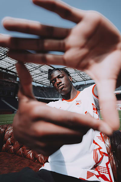 Joane Gadou egy fotózáson a salzburgi Red Bull Arénában.