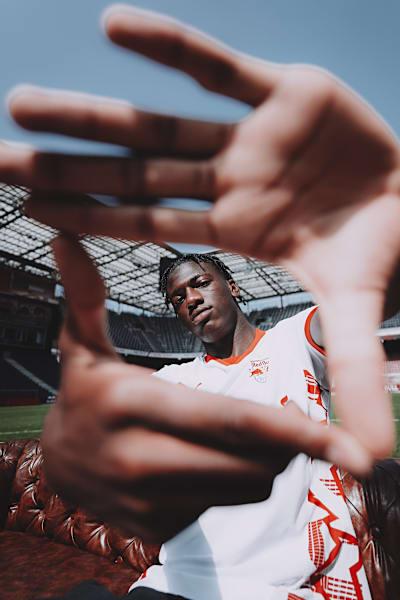 Joane Gadou em uma sessão de fotos na Red Bull Arena, em Salzburgo.