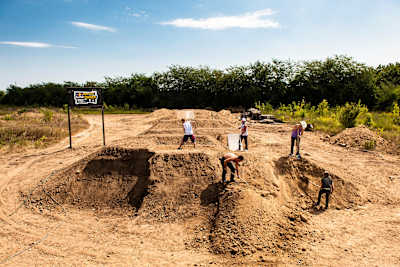 Competidores ajudam a preparar o percurso para o Red Bull Backyard Digger em Belgrado, Sérvia, a 14 de agosto de 2012.