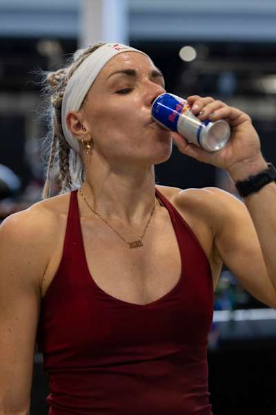 Ida Mathilde Steensgaard boit une boisson énergisante Red Bull après l'HYROX Danemark 2024.