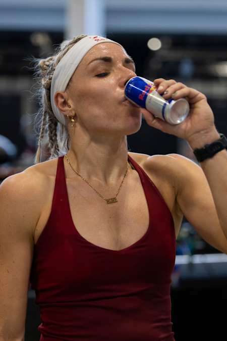 Ida Mathilde Steensgaard trinkt einen Red Bull Energy Drink nach dem HYROX Dänemark 2024.