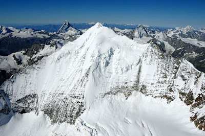 Culminant à 4’505 m, le Weisshorn en Suisse est considéré comme l’un des principaux sommets de plus de 4’000 m des Alpes. 