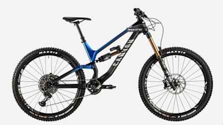 De zwarte Canyon Torque CF 9.0 Pro moutainbike met blauwe en goudkleurige accenten.