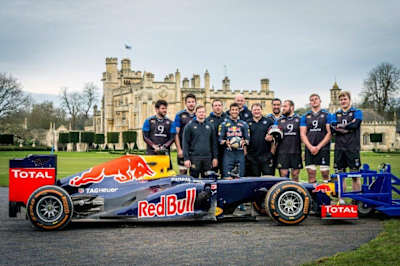El piloto de F1 Daniel Ricciardo junto a los jugadores del equipo Bath de rugby.