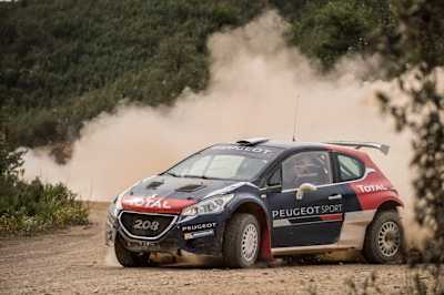 Peugeot 208 T16 Le pilote Carlos Sainz dans la voiture Peugeot 208 T16 sur la spéciale de Fafe au Rallye du Portugal.