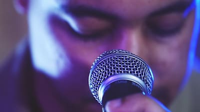 Ninja Tune Rapper DELS performt einige Songs live aus seinem neuen Album Petals Have Fallen