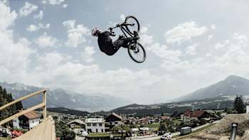 Le rider de VTT Slopestyle Szymon Godziek plaque un flip au Crankworx innsbruck en Autriche.