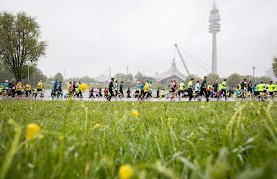 Teilnehmer:innen laufen beim jährlichen Wings for Life World Run im Münchner Olympiapark für den guten Zweck.