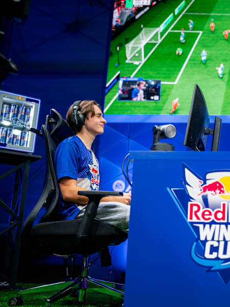 University Cup yarışmacıları 23 oktyabr 2026-cı ildə Polşanın Poznan şəhərində keçirilən Red Bull Wings Kubokunda futbol oyununda yarışırlar