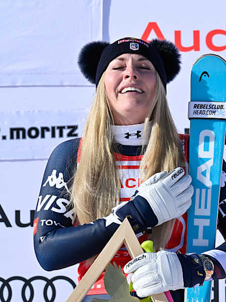 Lindsey Vonn słucha hymnu USA po wygraniu zjazdu podczas Pucharu Świata w narciarstwie alpejskim w St Moritx w Szwajcarii 12 grudnia 2025 r.