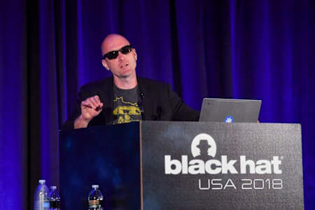 Le hacker Docteur Charlie Miller devenu célèbre après avoir pénétré le système d’une Jeep Cherokee.