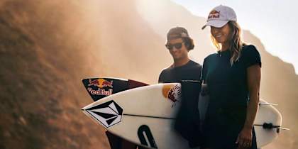 Les surfeurs Ben Larg et Laura Coviella à la poursuite des grosses vagues à Ténérife en 2026.