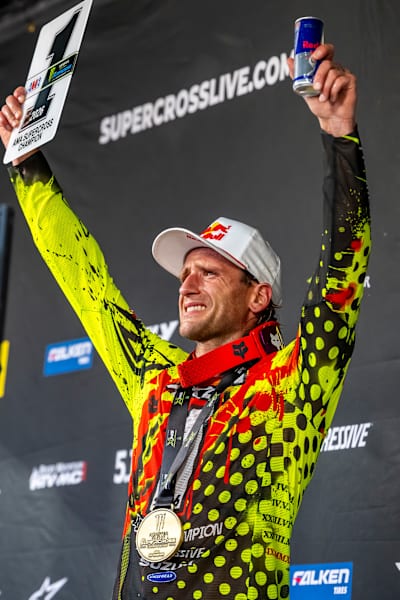 Ken Roczen świętuje zwycięstwo w Mistrzostwach Świata SMX 2026 9 maja 2026 r. w Salt Lake City, Utah, USA.