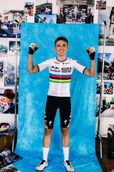 Lorenzo Finn in posa di vittoria con la maglia iridata della Red Bull - BORA - hansgrohe.
