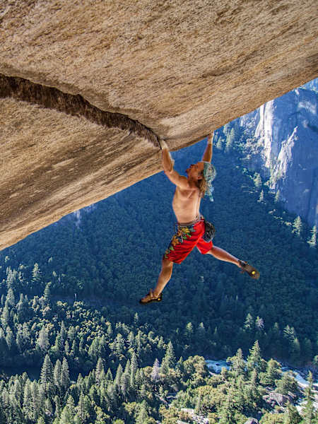 Heinz Zak captura un increíble momento de escalada en solitario del escalador Wolfgang Gullich en el Parque Nacional de Yosemite, CA, EE. UU.