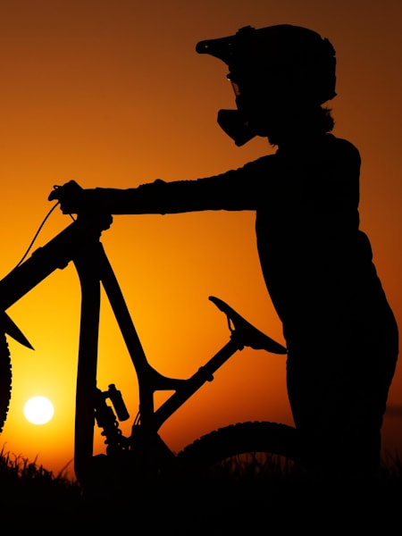 Rowerzysta na tle zachodzącego słońca