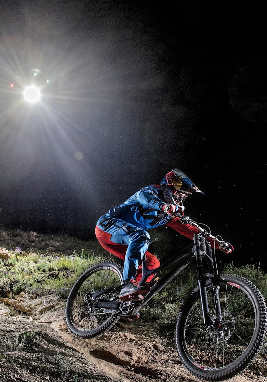 Night Chase Loic Bruni Defie La Nuit En Vtt Dh Video