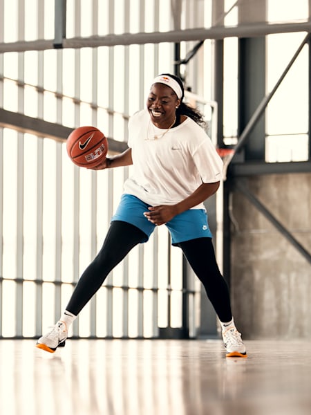 Arike Ogunbowale spielt Basketball im Singing Hills Recreation Center in Dallas, TX, USA am 8. August 2021.