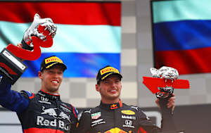 28 Temmuz 2019'da Almanya'nın Hockenheim kentindeki Hockenheimring'de düzenlenen Almanya F1 Grand Prix'sinde yarışı kazanan Max Verstappen ve üçüncü sırada yer alan Daniil Kvyat podyumda