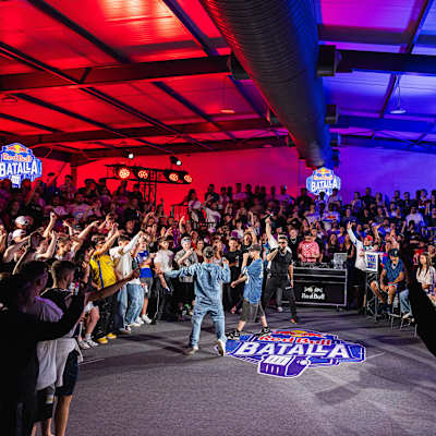 A packed audience cheers as MCs battle at the Red Bull Batalla regional in Gijón, Spain, on June 7, 2025—capturing the energy and excitement of Red Bull's renowned freestyle rap event