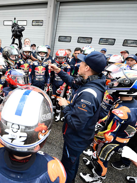 Coach Dani Ribalta speaks to riders from the 2017 Red Bull MotoGP Rookies Cup intake.