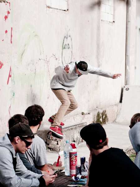 Udeleženci Red Bull Do it Yourself med skejtanjem v Prestranku