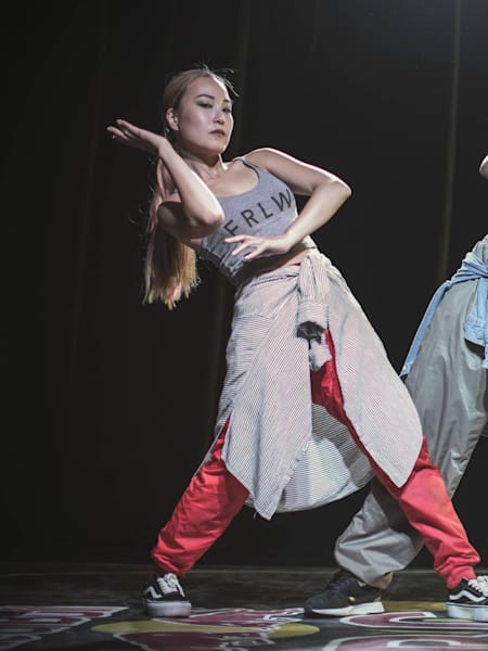 Dassy y Angyil hacen una pose.