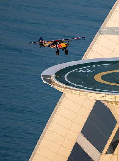 Pilotul Luke Czepiela a aterizat cu avionul pe hotelul Burj Al Arab