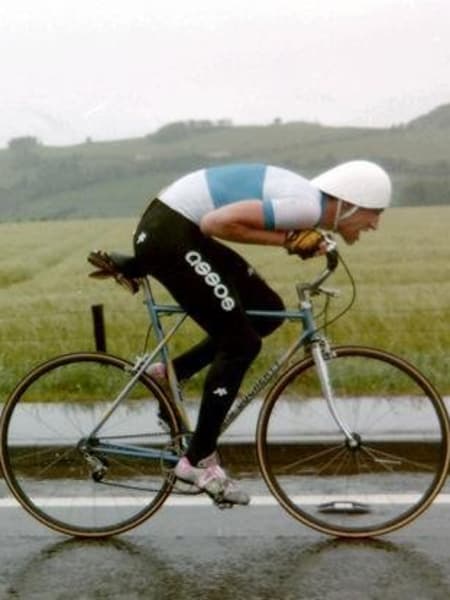 Grame Obree sur son vélo dans la position de l'oeuf lors de son record du monde de l'heure en 1993.