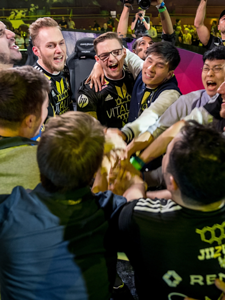 General manager, Head coach : les nouveaux métiers de l’esport. Les joueurs et le staff de Vitality.