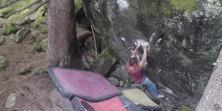 Escalade de blocs : Le grimpeur Jéremy Bonder sur l'un des plus beaux spots d'escalade du monde, le site de Magic Wood en Suisse.