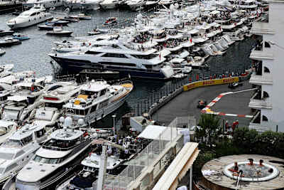 Les yachts et les terrasses bordent le circuit de Monaco du Grand Prix de Formule 1 de Monaco.