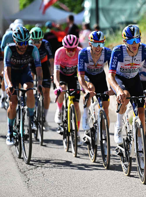 Giulio Pellizzari e Jai Hindley si sono presentati al via del Giro d'Italia 2026 con i gradi di capitani della Red Bull Bora Hansgrohe.
