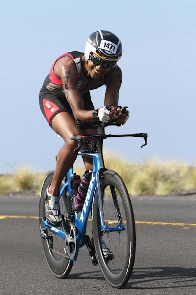 Deepak Raj partecipa alla tappa ciclistica di una gara Ironman