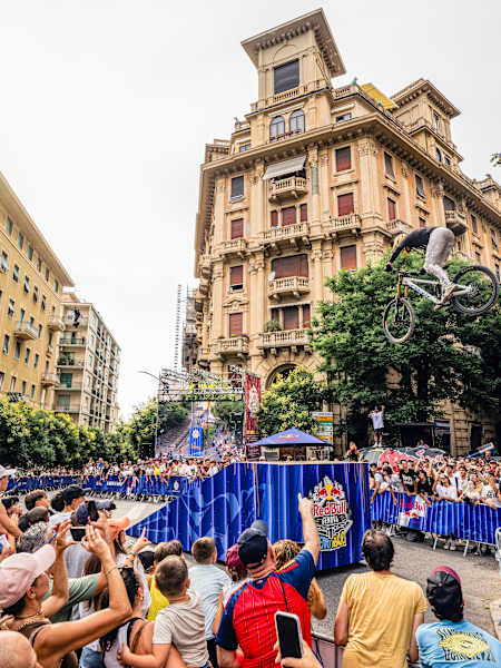 Im Landeanflug: Julian Steiner, Finisher von Red Bull Cerro Abajo.