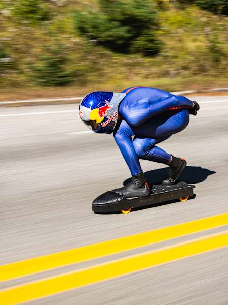 Diego Poncelet dévale la Route des Éboulements, dans la région de Charlevoix au Québec, lors de sa tentative de record du monde le 22 septembre 2026.