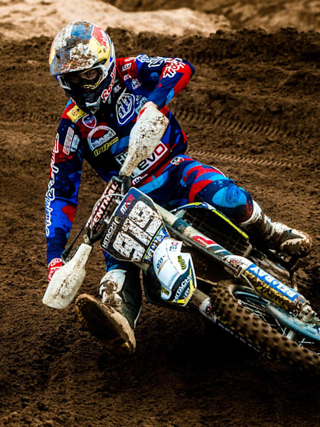 Le jeune pilote britannique Ben Watson roule en motocross dans la terre lors d'une compétition.