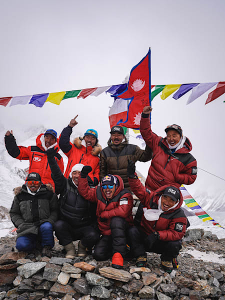 Nepalczycy w bazie przed wyruszeniem na szczyt K2
