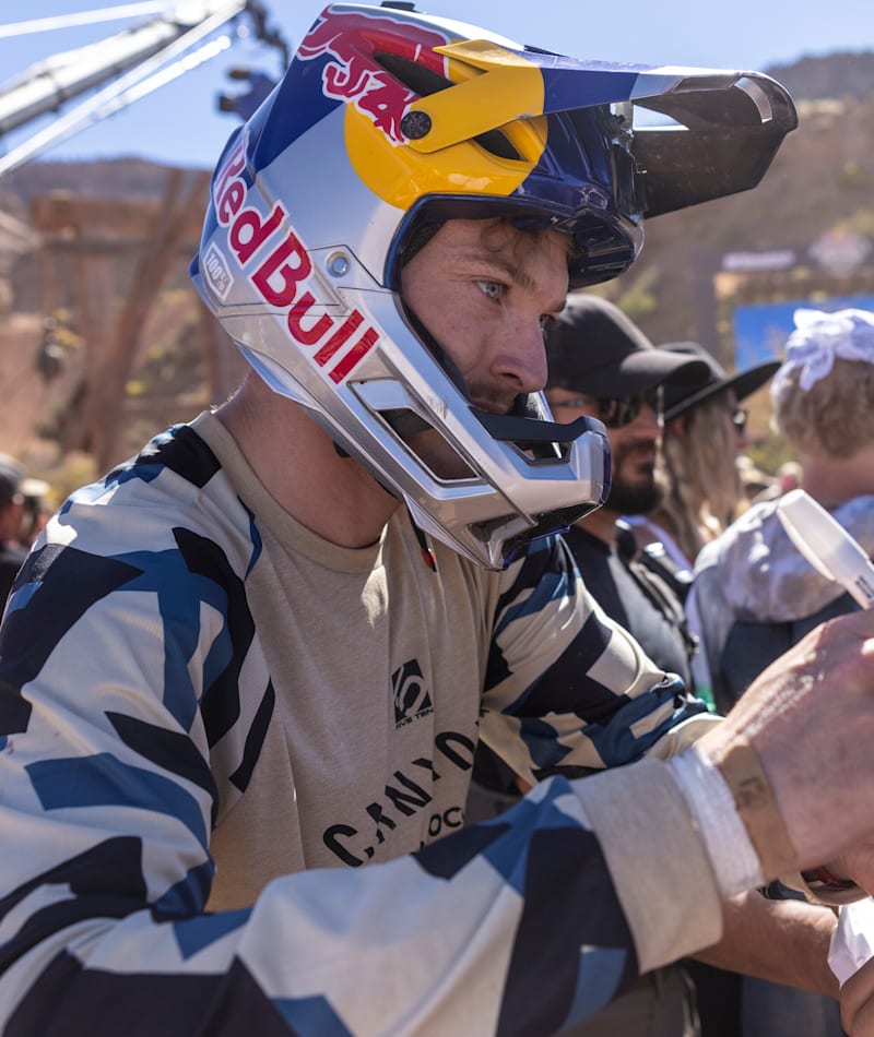 Fox v3 red bull helmet shop