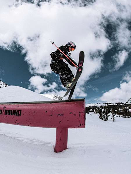 Le skieur freestyle Mac Forehand réalise une figure de ski freestyle sur un rail. Découvrez notre top 7 des records du monde de ski les plus fous.