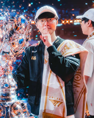 T1 oyuncusu Faker, 8 Kasım 2025'te Çin'in Chengdu kentinde düzenlenen League of Legends Worlds 2025 finalinde şampiyonluk tacını taktıktan sonra sahnede kutlama yapıyor.