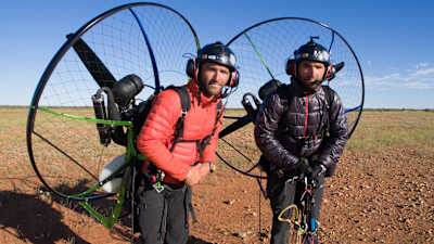 Ross y Hugo Turner con sus paramotores en Australia.