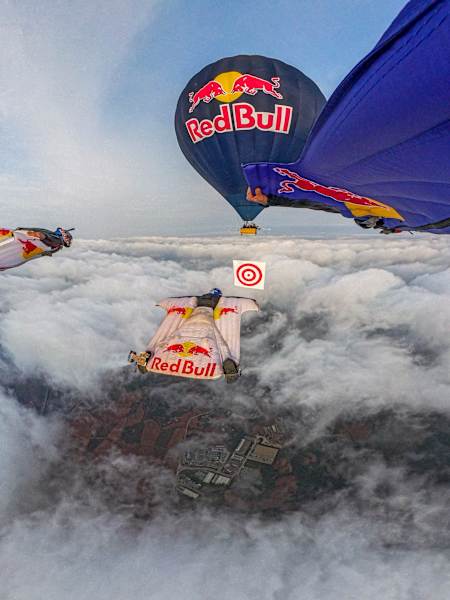 Вингсьютеры Майк Свонсон, Марко Вальтеншпиль и Дани Роман во время Red Bull's Ultimate Aerial Obstacle Course